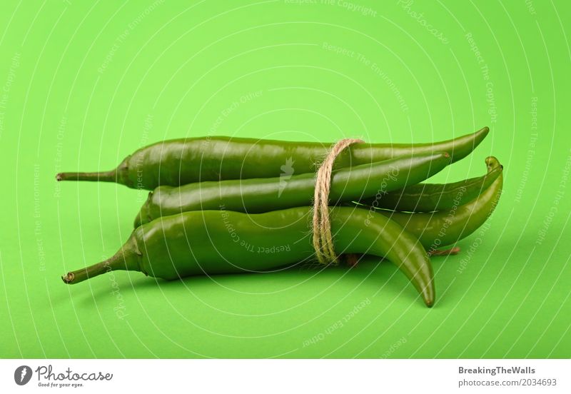 Bündel Pfeffer des frischen Jalapeno scharfen Paprikas über Grün Lebensmittel Gemüse Kräuter & Gewürze Bioprodukte Vegetarische Ernährung Papier Schnur