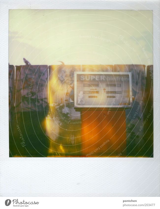 Polaroid zeigt alte Zapfsäule super bleifrei. Außer betrieb. Tanken . Verlassen, entsorgt Energiewirtschaft Tankstelle Benzin Rohstoffe & Kraftstoffe