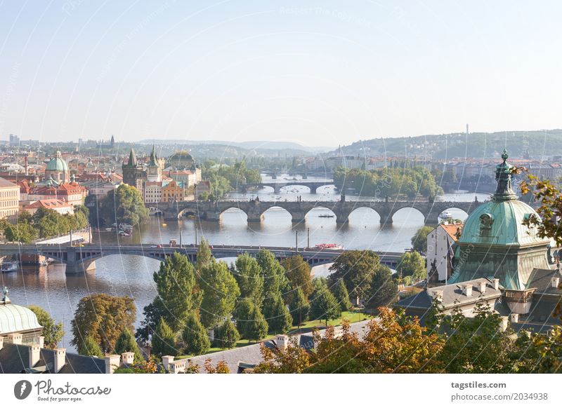 MOLDAU Prag Moldau Ferien & Urlaub & Reisen Reisefotografie Karlsbrücke Brücke Tschechien Stadt Europa Fluss Wasser Städtereise Kirche Kirchturm Postkarte