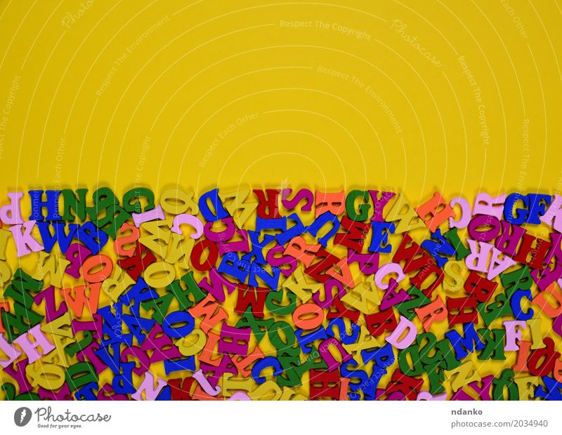Hölzerne mehrfarbige Buchstaben des englischen Alphabetes Dekoration & Verzierung Spielzeug Holz oben gelb Farbe Wissen viele Gußeisen Symbole & Metaphern Brief