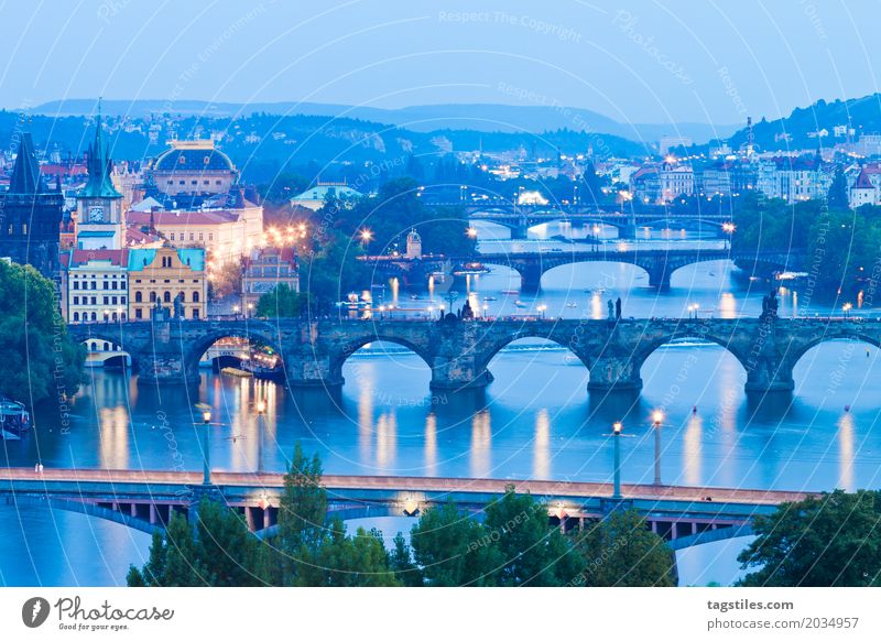 PRAG - MOLDAU Prag Moldau Dämmerung blau Ferien & Urlaub & Reisen Reisefotografie Karlsbrücke Brücke Tschechien Nacht Beleuchtung Stadt Europa Fluss Wasser