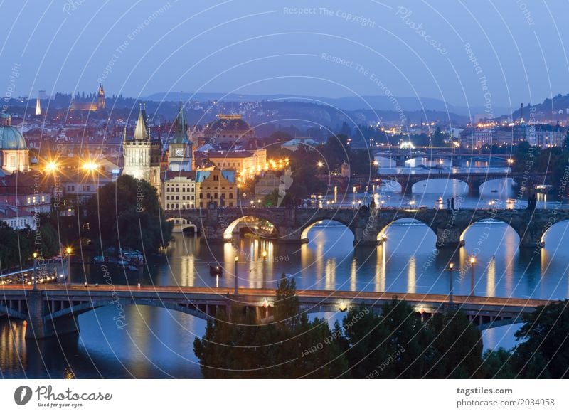 PRAG BEI NACHT Prag Moldau Dämmerung blau Ferien & Urlaub & Reisen Reisefotografie Karlsbrücke Brücke Tschechien Nacht Beleuchtung Stadt Europa Fluss Wasser