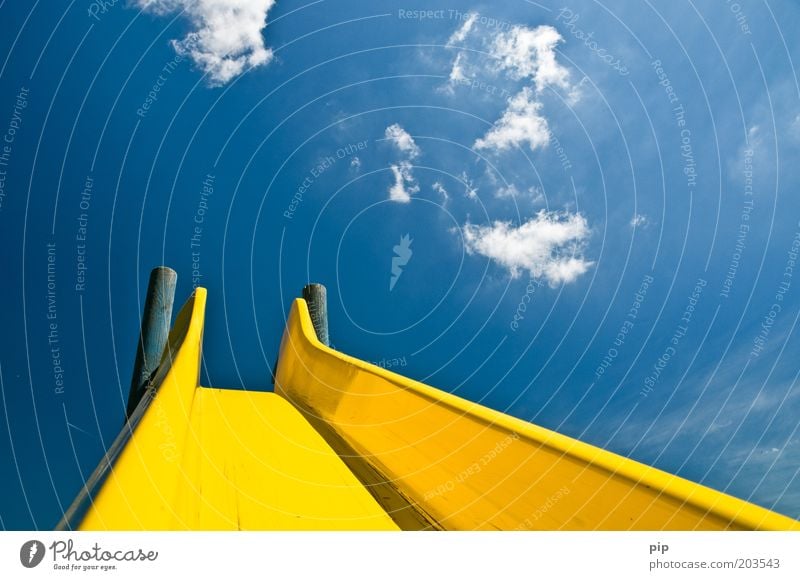 gleitzeit Rutsche Spielplatz Himmel Wolken Sommer Schönes Wetter blau gelb Kindheit Kindergarten Park abwärts aufwärts mehrfarbig Menschenleer Tag Sonnenlicht