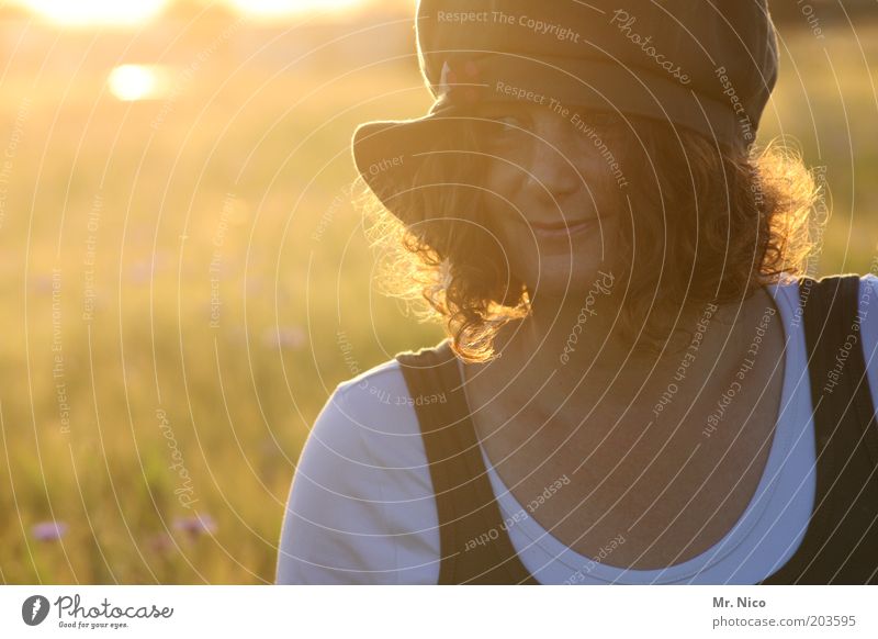 Sommerabend Frau Erwachsene Kopf Haare & Frisuren Gesicht Umwelt Natur Landschaft Sonnenaufgang Sonnenuntergang Sonnenlicht Feld Mütze rothaarig Locken träumen
