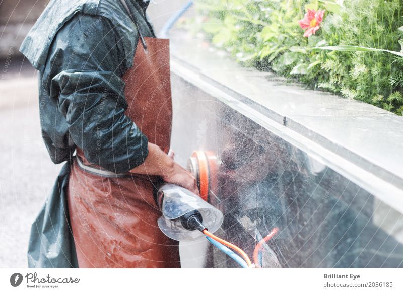 Handwerker, der mit einer Schleifmaschine an einer Gartenaußenwand arbeitet Oberfläche nass manuell Stein natürlich Werkzeug außerhalb Beruf Menschen Fähigkeit