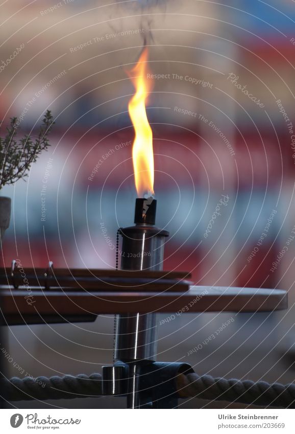 Fackel aus Edelstahl im Restaurant Dekoration & Verzierung Tisch Feuer Wärme Metall leuchten gemütlich Gastwirtschaft Flamme brennen Ständer Lichtschein Seil