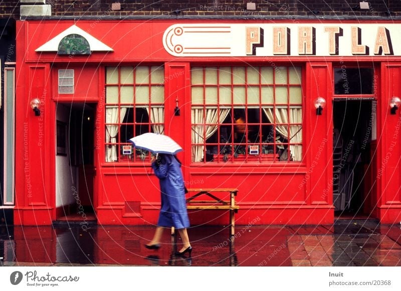 Regen in London Regenschirm rot England Pub Gastronomie blau Kneipe