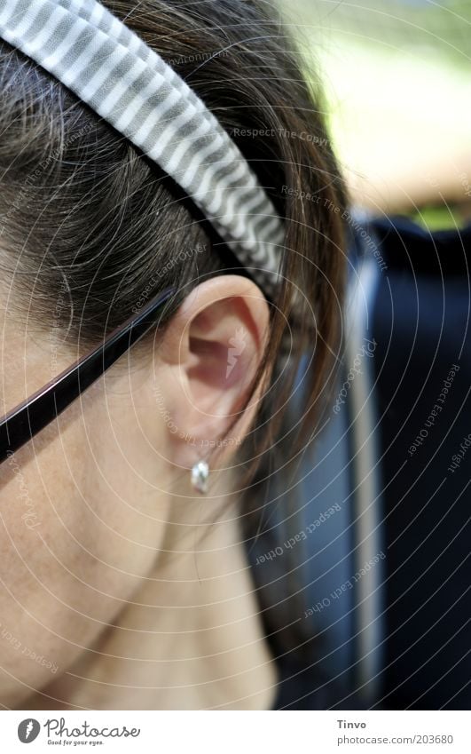 chillaxen feminin Frau Erwachsene Kopf Ohr 1 Mensch sitzen Sonnenbrille Haarband brünett Garten Wange Hals Farbfoto Außenaufnahme Halbprofil