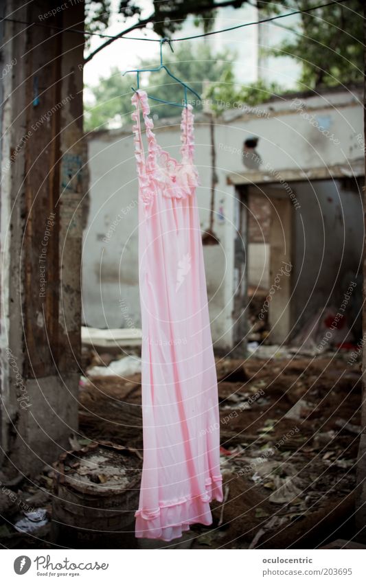 trockner kaputt Ausstellung China Xi'an Asien Mauer Wand Fassade Kleid Nachthemd bizarr skurril Ruine Zerstörung verfallen rosa grau Müll Einsamkeit Peking