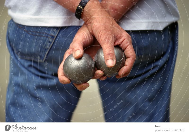 Kugeln Boule Hand Jeanshose Detailaufnahme Bildausschnitt Rückansicht Männerhand Mann Boulekugel Boulekugeln festhalten