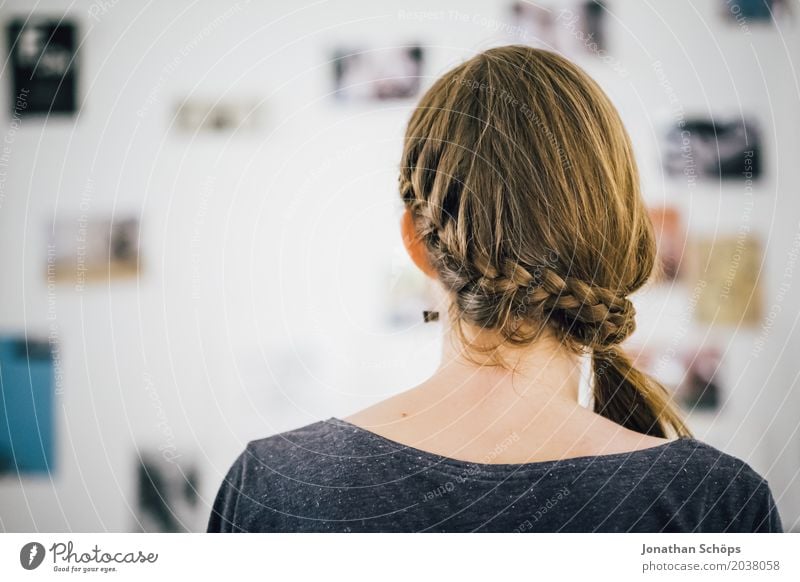 Hinterkopf einer Frau mit Zopf Vor der Bilderwand mit Fotos Haare & Frisuren Wohnzimmer Mensch feminin Mädchen Junge Frau Jugendliche Erwachsene 1 18-30 Jahre