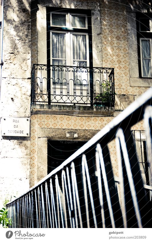Zimmer mit Aussicht Lissabon Portugal Stadt Altstadt bevölkert Architektur Balkon Fenster Tür Gardine Geländer Fliesen u. Kacheln Sehenswürdigkeit alt
