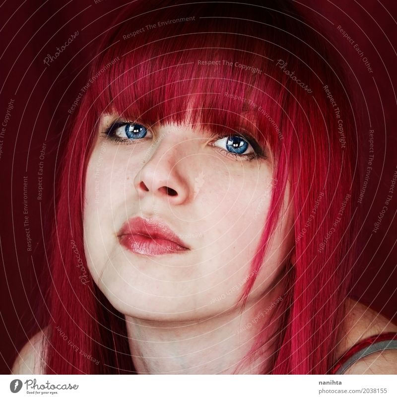 Junge Frau mit rosa Haaren und blauen Augen feminin Jugendliche Kopf 1 Mensch 18-30 Jahre Erwachsene Haare & Frisuren rothaarig außergewöhnlich Coolness