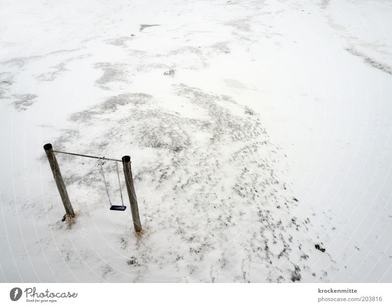 eisige Kindheit Landschaft Winter schlechtes Wetter Schnee schaukeln Einsamkeit Schaukel Eis Holzpfahl kalt Spielplatz Vogelperspektive weiß Farbfoto