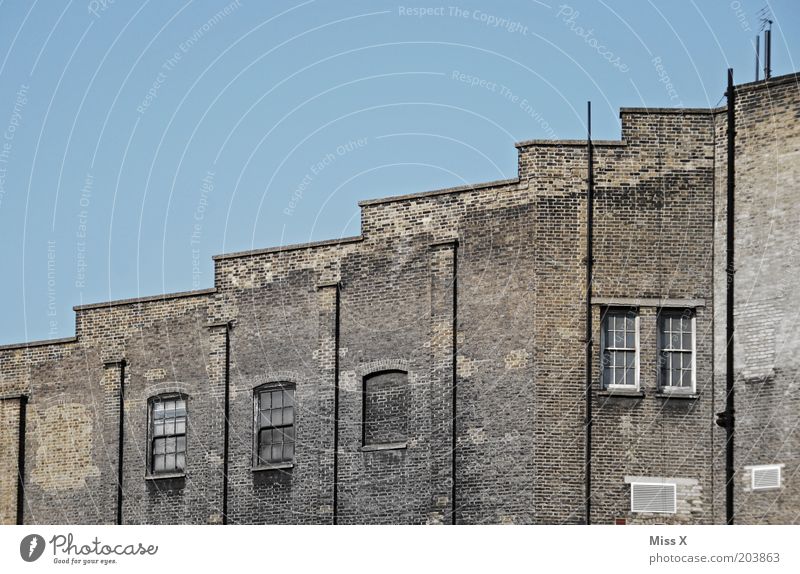 around King´s Cross Haus Fabrik Gebäude Mauer Wand Fenster alt trist London aufwärts Farbfoto Außenaufnahme Menschenleer Textfreiraum links Textfreiraum oben