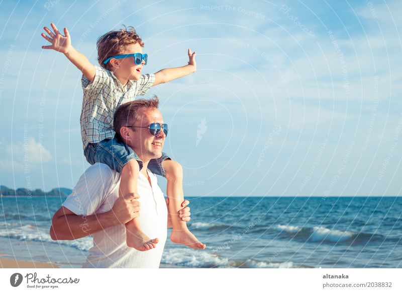 Vater und Sohn, die auf dem Strand zur Tageszeit spielen. Lifestyle Freude Leben Erholung Freizeit & Hobby Spielen Ferien & Urlaub & Reisen Ausflug Abenteuer
