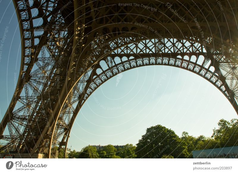 Eiffelturm, Paris, Frankreich Sommer Tour d'Eiffel Bogen Torbogen Stahl Eisen Konstruktion Ingenieur Hochbau Niete genietet Fundament Strebe Verstrebung