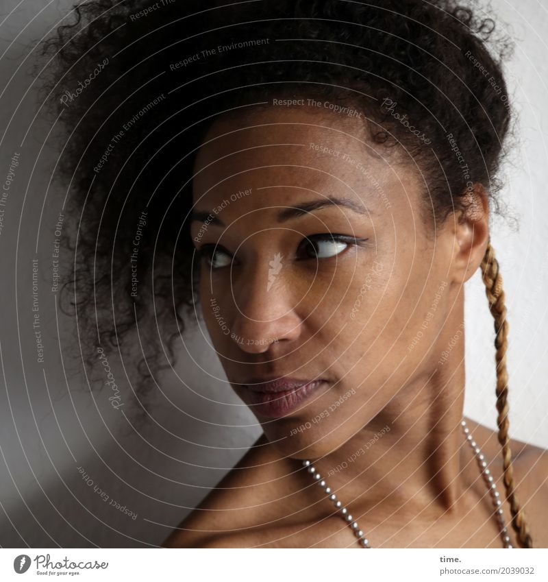 . feminin Frau Erwachsene 1 Mensch Schmuck Halskette Haare & Frisuren brünett Locken Zopf Afro-Look beobachten Blick außergewöhnlich schön selbstbewußt