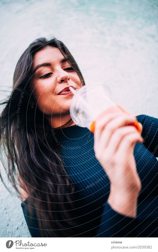 Junge kaukasische Frau, die frischen Saft genießt Frucht Orange Ernährung Bioprodukte Vegetarische Ernährung Diät Fasten Getränk trinken Erfrischungsgetränk