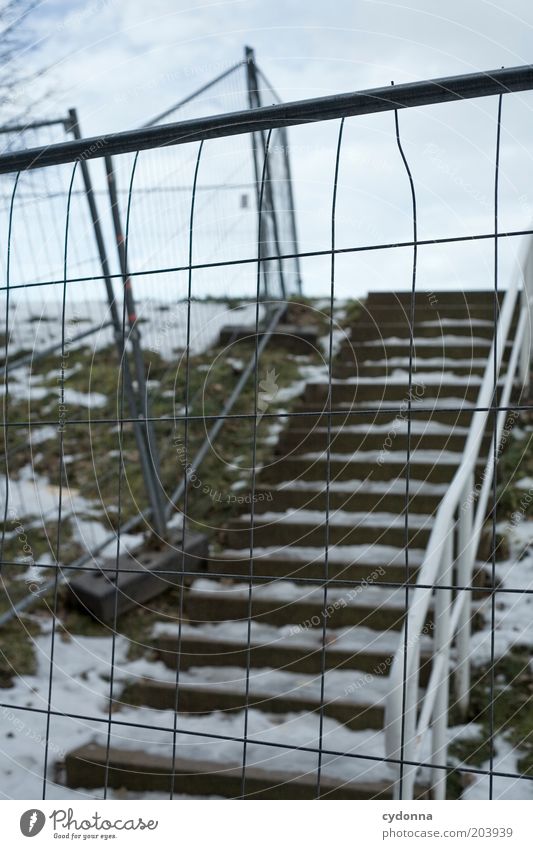 Auf der anderen Seite Winter Eis Frost Schnee Treppe Einsamkeit ruhig stagnierend Wege & Pfade Zeit Absperrgitter Zaun Treppengeländer kalt trist Verbote