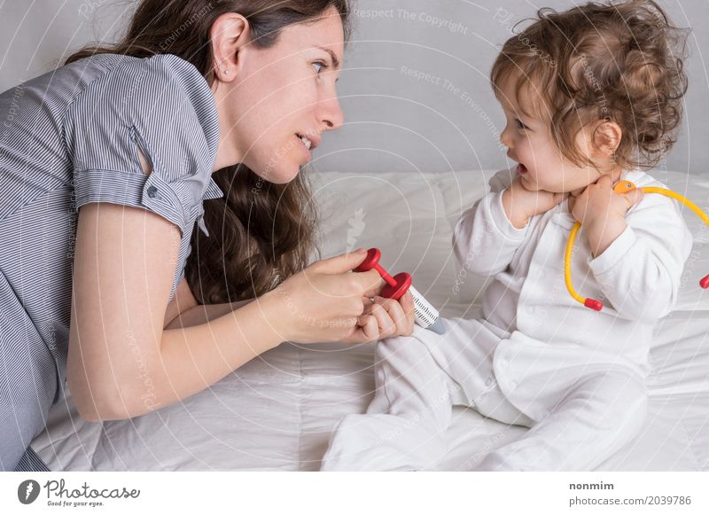 Baby und Mama spielen Doktor Freude Krankheit Medikament Spielen Kind Beruf Arzt Krankenhaus sprechen Kleinkind Frau Erwachsene Mutter Familie & Verwandtschaft
