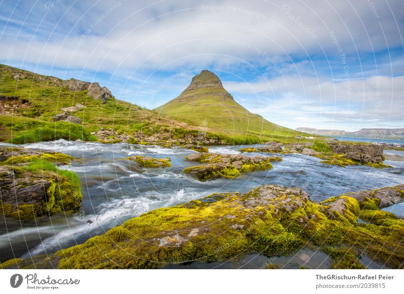 Kirkjufell Umwelt Natur Landschaft blau braun gelb grün türkis weiß kirkjufell Berge u. Gebirge Island Wasser Bach Himmel Wolken Wahrzeichen Moos Stein