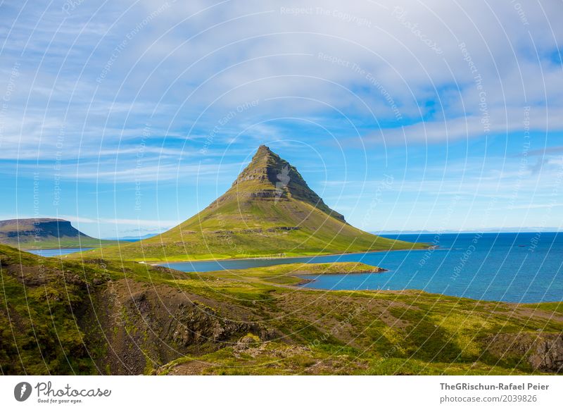 Kirkjufell Umwelt Natur Landschaft blau braun grün weiß kirkjufell Berge u. Gebirge Wasser Meer Wolken Reisefotografie Wahrzeichen Island Horizont Aussicht