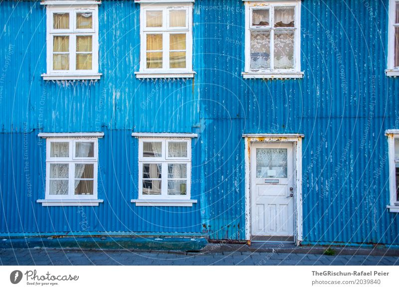 i'm blue da ba dee da ba di Hütte blau weiß Haus Island Wellblech Tür Rost Verlauf alt schön Fenster Vorhang trist Farbfoto Außenaufnahme Menschenleer