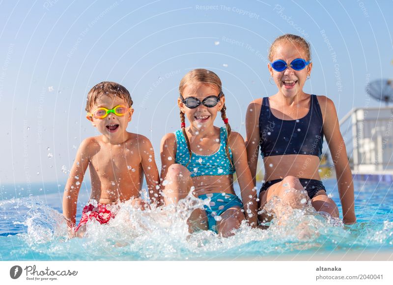 glückliche Kinder, die nahe dem Swimmingpool spielen Lifestyle Freude Glück Gesicht Erholung Schwimmbad Freizeit & Hobby Spielen Ferien & Urlaub & Reisen Sommer