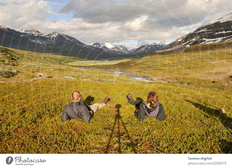Rast Freiheit Berge u. Gebirge wandern Mann Erwachsene Landschaft Wasser Gletscher Fluss Zufriedenheit einzigartig Arktis Sarek Schweden trekking nordisch ruhig
