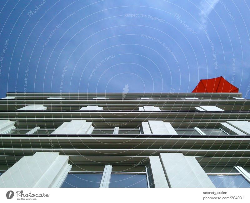 die bessere hälfte. Haus Wolkenloser Himmel Sommer Schönes Wetter Gebäude Architektur Fassade Sonnenschirm historisch blau rot Perspektive Symmetrie Fenster