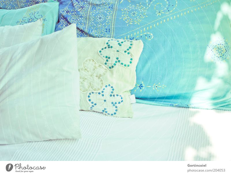 Sanft gebettet Lifestyle Wohlgefühl Erholung Innenarchitektur Dekoration & Verzierung Sofa Bett weich türkis bequem gemütlich Kissen Textilien Muster Decke