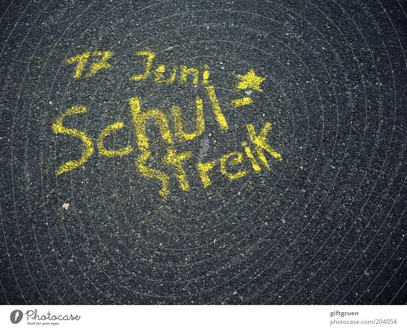 we don't need no education Kindererziehung Bildung Schule Streik Schulunterricht Juni Buchstaben Schriftzeichen Asphalt Straße bemalt beschriften Graffiti
