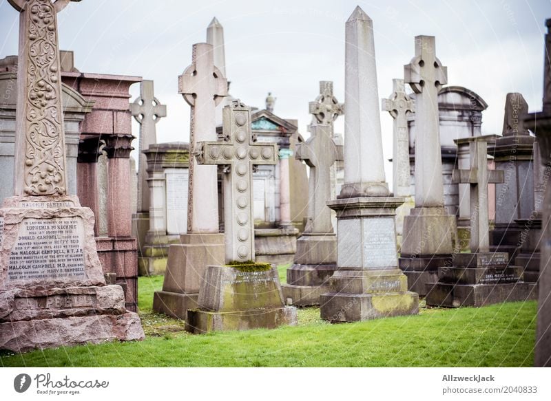 Grabsteine Obelisk Kreuz Christliches Kreuz Denkmal Friedhof erinnern Glasgow Nekropolis Großstadt Schottland Trauer Frieden ruhig Vergänglichkeit Tod