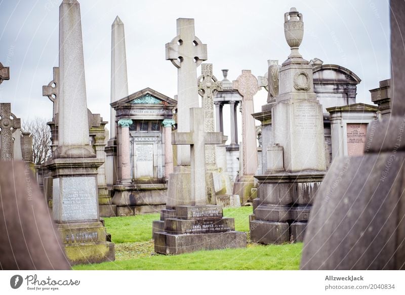 Gräber 2 Grab Grabstein Obelisk Kreuz Christliches Kreuz Denkmal Friedhof erinnern Glasgow Nekropolis Großstadt Schottland Trauer Frieden ruhig Vergänglichkeit
