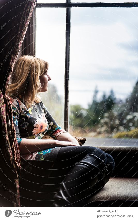 Frau am Fenster mit Ausblick 3 ein lizenzfreies Stock