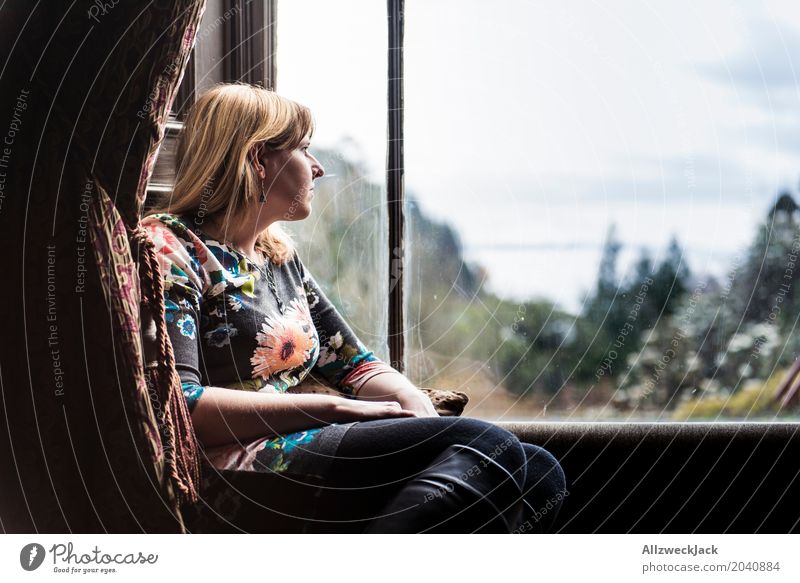 Frau am Fenster mit Ausblick 4 ein lizenzfreies Stock