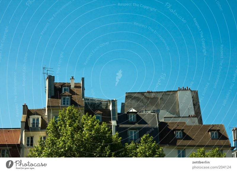 Dächer, Montmartre Paris Haus Dachgeschoss Architektur Wolkenloser Himmel Blauer Himmel Hintergrund neutral Textfreiraum oben Dachfenster Schornstein Wohngebiet