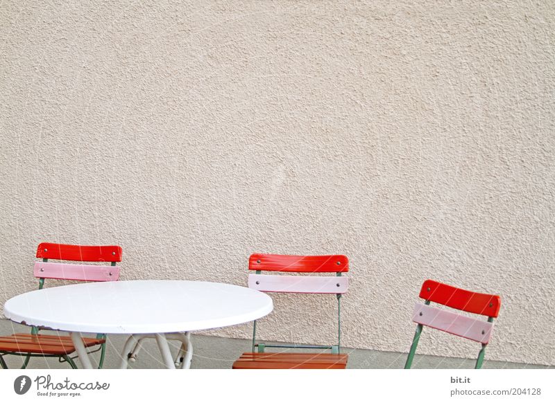 CATERINE VALENTES SCHMINKTISCH Möbel Stuhl Tisch trashig rosa rot Sitzgelegenheit Klappstuhl Wand Fassade leer ruhig Biertische Holzstuhl Mauer Menschenleer Tag