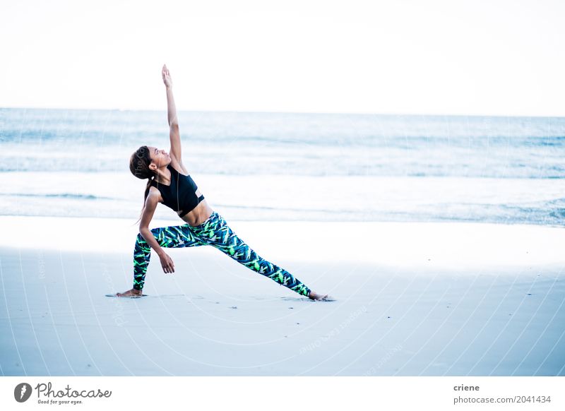 Afroamerikanerin bei Yoga-Übungen am Strand Lifestyle Körper Gesundheitswesen sportlich Fitness Leben Freizeit & Hobby Meer Wellen Sport Sport-Training Mensch