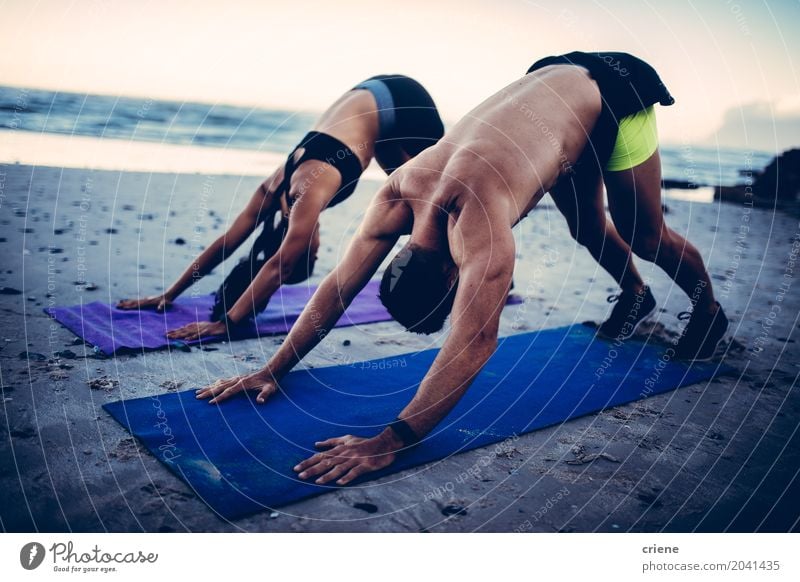 Geeignete junge erwachsene Paare, die Yoga auf Strand tun Lifestyle Körperpflege Gesundheitswesen sportlich Fitness Freizeit & Hobby Meer Wellen Sport Frau