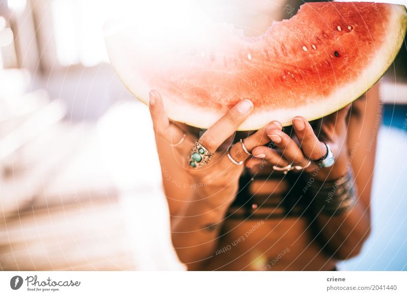 Frau im Bikini, der frische Wassermelone in ihren Händen hält Frucht Ernährung Essen Lifestyle Gesunde Ernährung Schwimmbad Ferien & Urlaub & Reisen Sommer