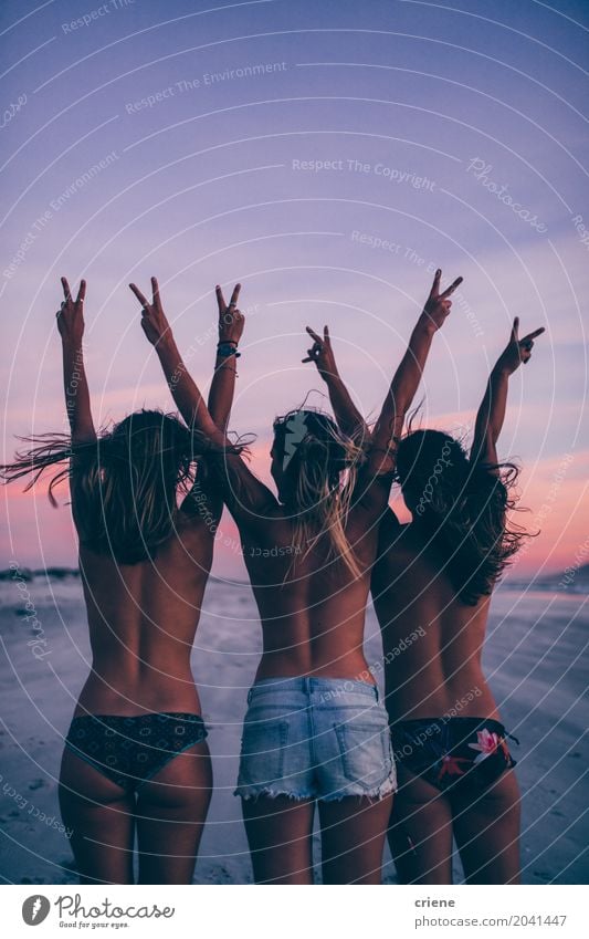 Gruppe Frauen, die auf dem Strand topless zujubeln Lifestyle Freude Glück Ferien & Urlaub & Reisen Freiheit Sommer feminin Junge Frau Jugendliche Erwachsene