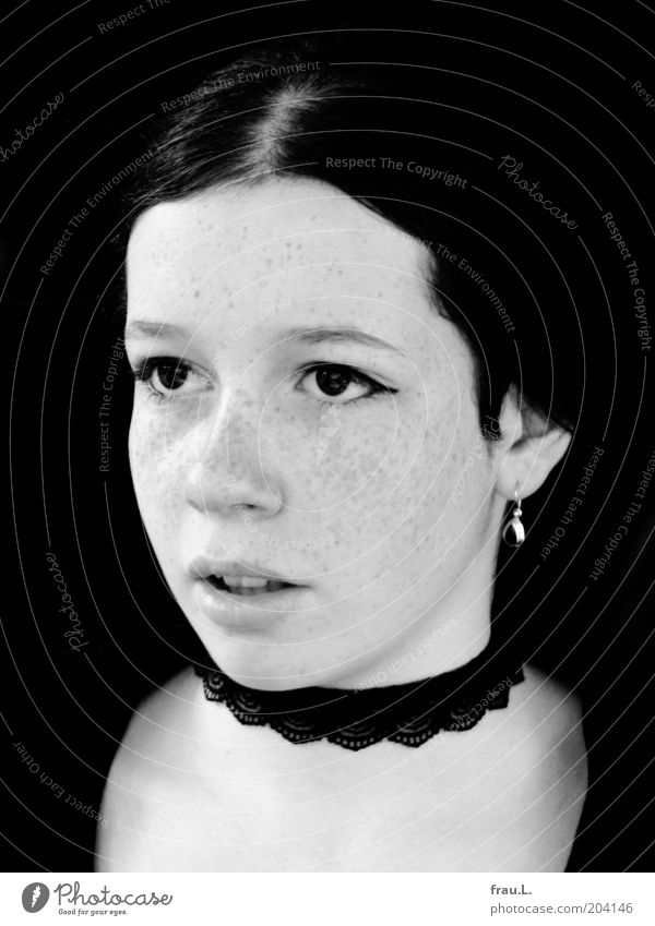 staunen Mensch feminin Junge Frau Jugendliche Gesicht 1 Schmuck schwarzhaarig Blick einzigartig Gothic Halsband schön Traurigkeit skeptisch verträumt