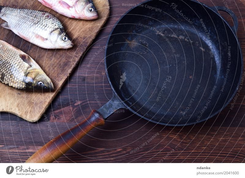 Drei frische Karpfenfische Fleisch Fisch Ernährung Pfanne Tisch Küche Holz Metall Diät Essen lecker natürlich oben braun schwarz ganz Feinschmecker Top