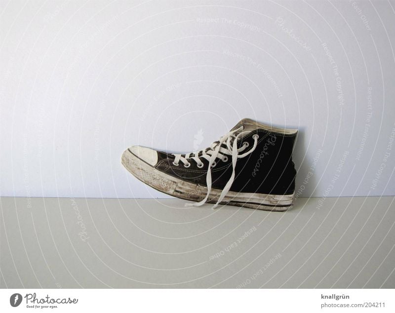 Einzelgänger Mode Schuhe Turnschuh Schuhbänder Chucks Schnur alt dreckig trendy modern grau schwarz weiß einzigartig ausgelatscht Unikat Schwarzweißfoto