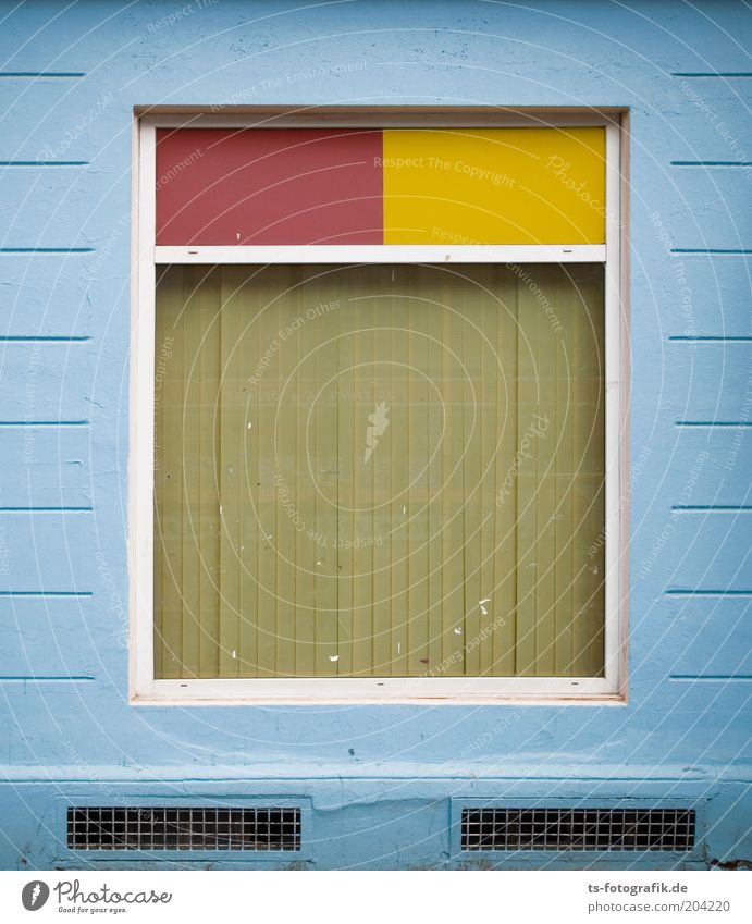 rechts gewinkelt Menschenleer Mauer Wand Fassade Fenster Stein Linie Rechteck Fensterscheibe blau gelb rot hell-blau verborgen Symmetrie Farbfoto mehrfarbig