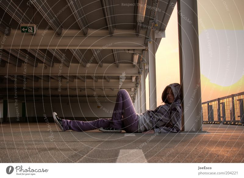 #204221 Mensch Junge Frau Jugendliche Parkhaus Gebäude Jeanshose Pullover Schuhe Erholung liegen träumen Coolness trendy einzigartig positiv schön Stadt