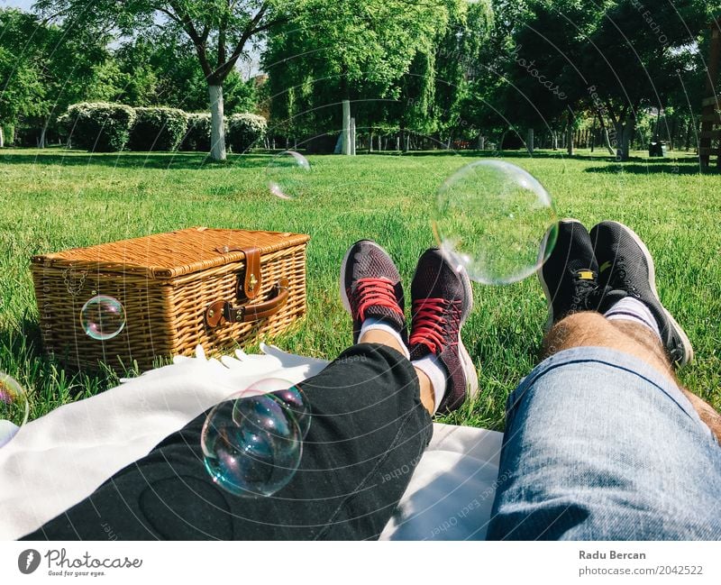 Romantische Paare, die sich im Frühjahr am Picknick-Tag entspannen Lebensmittel Ernährung Essen Frühstück Mittagessen Lifestyle Freude Erholung Freizeit & Hobby