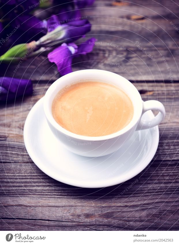 Tasse duftenden schwarzen Kaffee Frühstück Espresso Becher Tisch Restaurant Blume Blumenstrauß Holz frisch heiß oben retro grau weiß Regenbogenhaut purpur Café